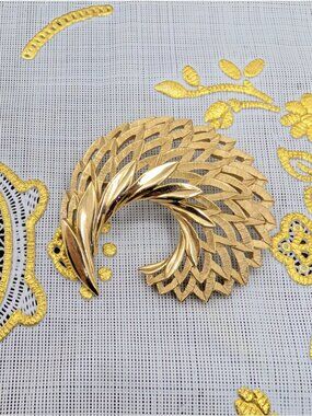Vintage Trifari Brooch Pin Gold tone Feather domed swirl mid century beauty